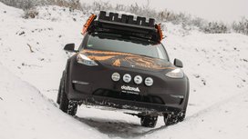 Gelände-Tesla Y von delta4x4 fährt auf 4x4-Reifen von Continental