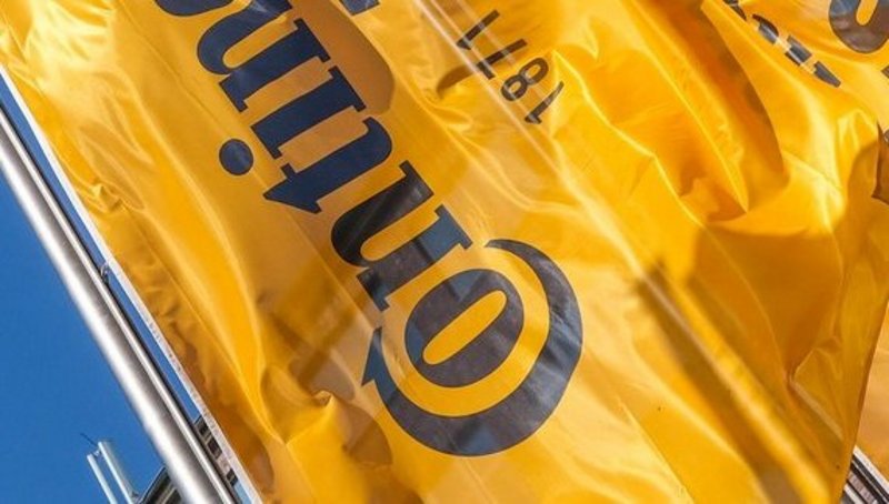 Vier gehisste Fahnen mit Continental-Logo wehen im Wind