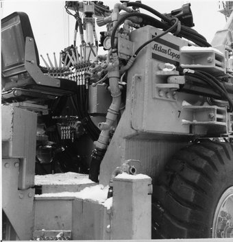 Hydraulikschläuche an einer Baumaschine.