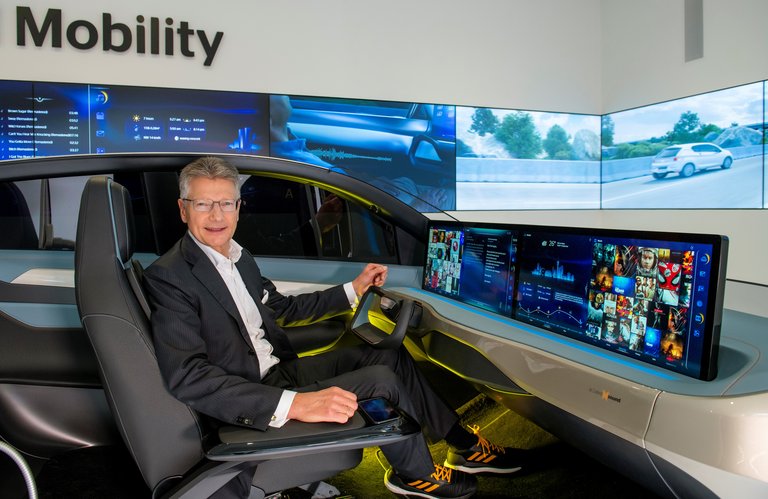 Dr. Elmar Degenhart im Fahrsimulator