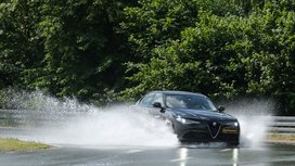 Mehr Sicherheit durch vorausschauende Technik: die Continental-Systeme eHorizon und PreviewESC