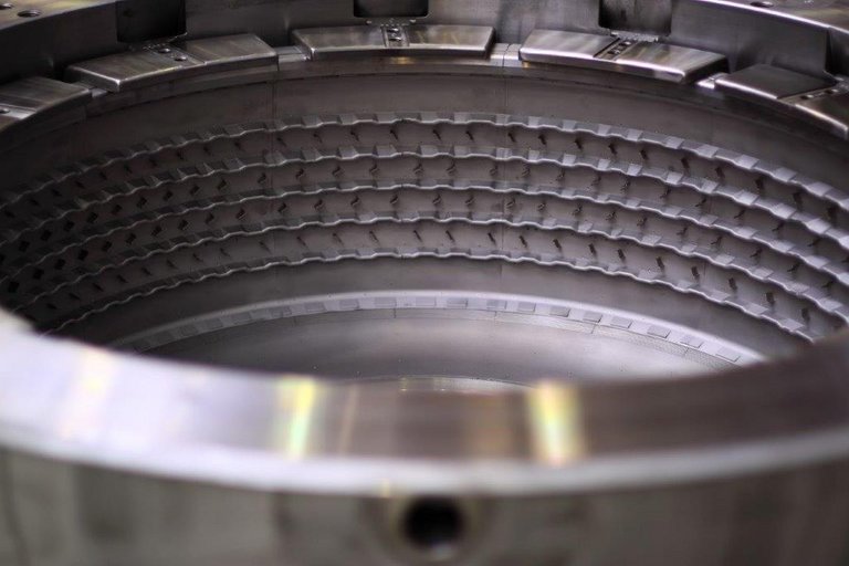 Pohled na formu pro výrobu pneumatik složenou z jednotlivých segmentů.