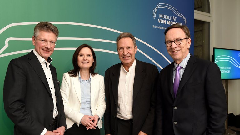 VDA round-table discussion: Dr. Elmar Degenhart, Ines Arland, Prof. Rafael Capurro, Matthias Wissmann