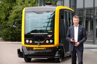 Dr. Elmar Degenhart mit dem CUbE