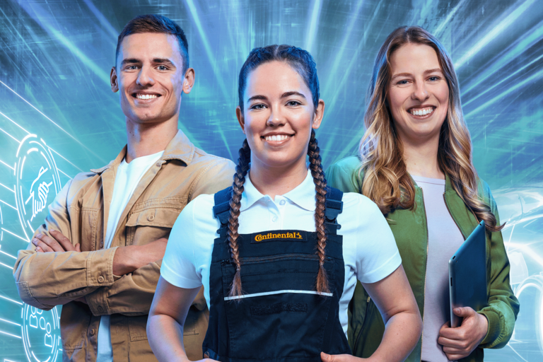 Ein junger Mann in beiger Jacke, eine junge Frau in Latzhose und eine junge Frau in grüner Jacke stehen vor einem dynamischen Hintergrund mit Icons zum Thema IT und Software, Wirtschaft und Technik