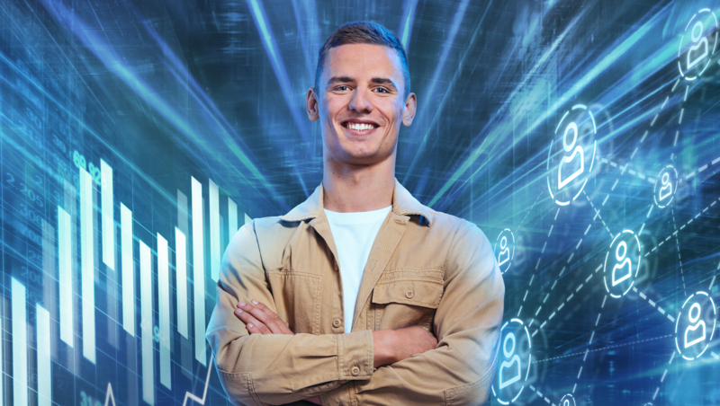 Ein junger Mann in beiger Jacke und weißem T-Shirt steht mit verschränkten Armen vor einem dynamischen Hintergrund aus digitalen Symbolen