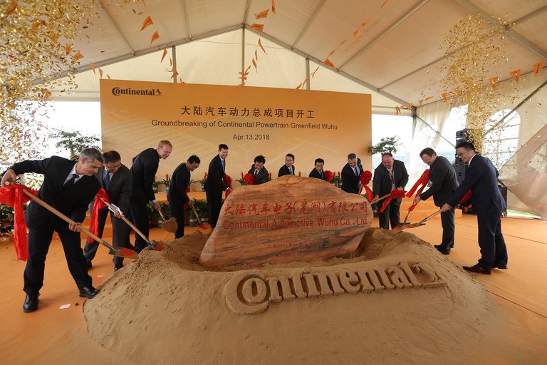 到场嘉宾为新厂奠基