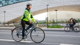 Mehr Sicherheit für gefährdete Verkehrsteilnehmer: Continental entwickelt leicht-erkennbare Jacke