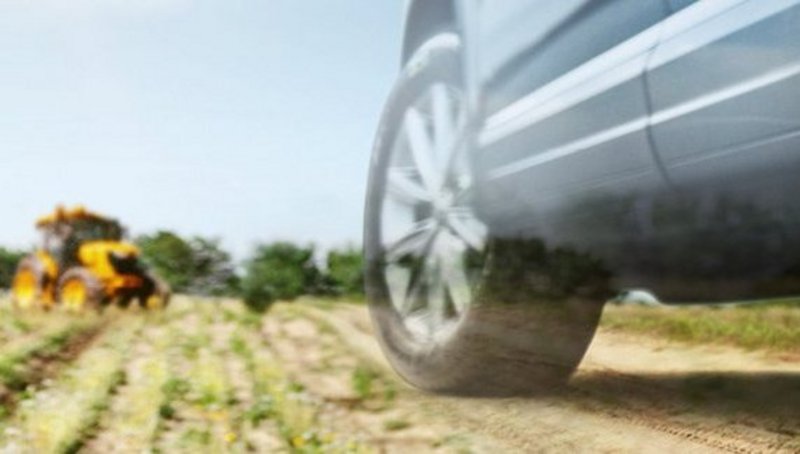 Eine Bildkomposition aus zwei Händen, die Milch aus einem Gefäß ausschaben, einem Traktor auf einem Feld und einem Auto mit einem Löwenzahn davor