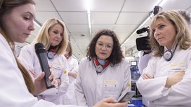 Arbeitsagenturchefin Andrea Nahles erhält Einblick in  Regensburger Continental-Weiterbildungsinstitut