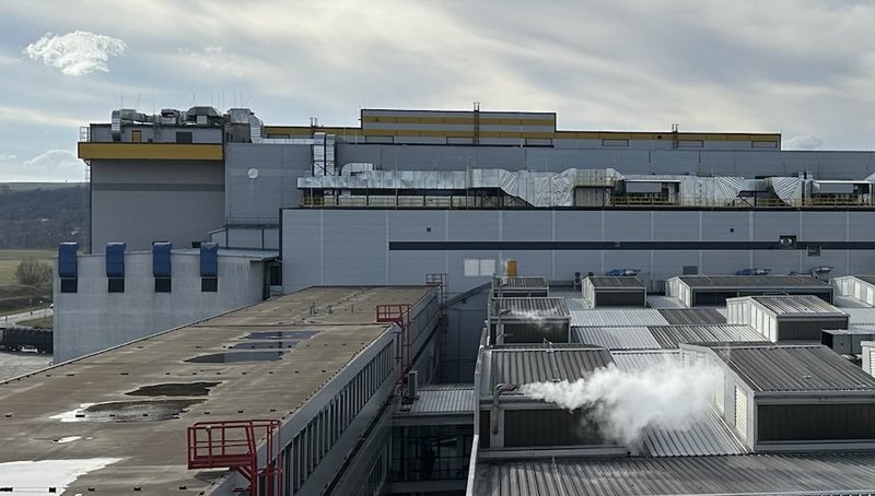 Pohled na novou technologii studené plazmy instalovanou na střeše otrokovického závodu Continental Barum.