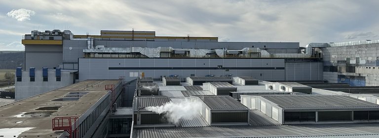 Pohled na novou technologii studené plazmy instalovanou na střeše otrokovického závodu Continental Barum.