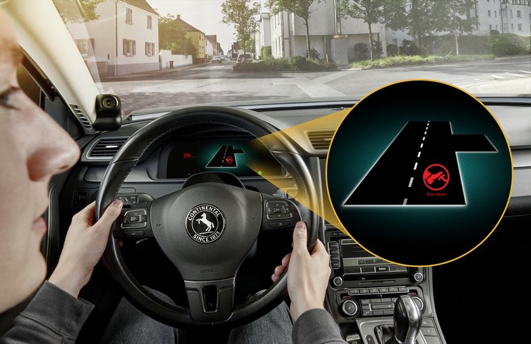 当车辆位于右侧先行路口时,辅助系统将为驾驶员提供帮助。车内摄像头会监测驾驶员是否已掌握交通状况。