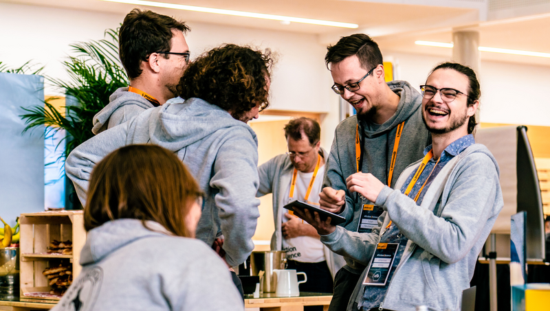 Eine Gruppe von lachenden Personen mit gelben Continental-Schlüsselbändern um den Hals.